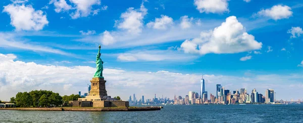 Panorama Frihetsgudinnan Mot Manhattan Cityscape Bakgrund New York City Usa — Stockfoto