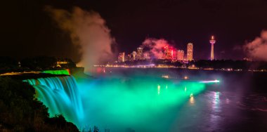 Amerika 'nın Niagara Şelalesi' ndeki Amerikan Şelaleleri Gece Görüşü Panoraması