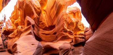 Güneşli bir günde Antilop Kanyonu Panoraması, Page, Arizona, ABD