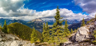 Banff Ulusal Parkı 'ndaki Bow Valley' deki Banff City 'nin hava manzarası, Kanada Kayalıkları