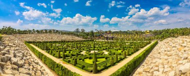 Güneşli bir günde Nong Nooch Tropik Botanik Bahçesi, Pattaya, Tayland Panoraması