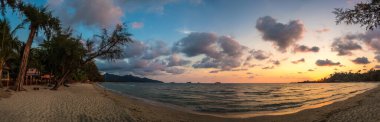 Tayland 'da Koh Chang plajında güzel bir günbatımı manzarası.