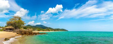 Güneşli bir günde Tayland 'ın Koh Lanta Yai adasında Klong Nin plajının panoraması