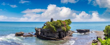 Endonezya, Bali 'deki Tanah Lot tapınağının güneşli bir günde panoraması