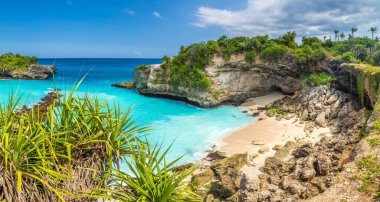 Güneşli bir günde, Nusa Ceningan adasında Mavi Göl Panoraması, Bali, Endonezya