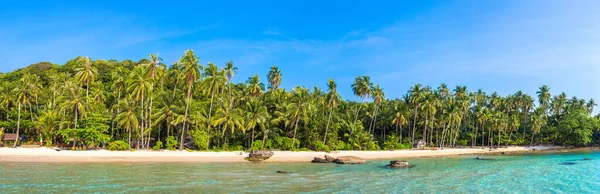 晴れた日の美しい熱帯のビーチのパノラマ — ストック写真