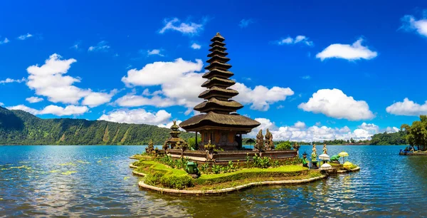 Endonezya, Bali 'de bir gölde Pura Ulun Danu Beratan Bedugul Tapınağı Panoraması