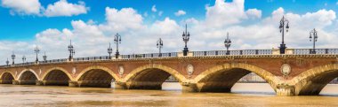 Pont de pierre, Bordeaux güzel yaz günü, Fransa eski taşlı Bridge'de Panoraması