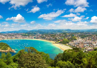 San Sebastian (Donostia) panoramik havadan görünümü içinde bir güzel yaz gün, İspanya