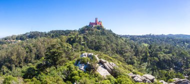 Pena Ulusal Sarayı Sintra'panoramik manzarasına güzel yaz gün, Portekiz