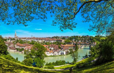 Bir güzel yaz günü, İsviçre Bern ve nın Munster katedralde panoramik manzaralı