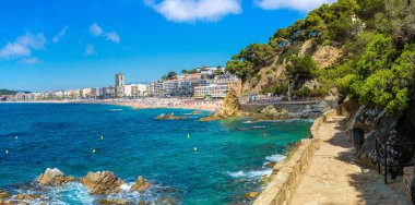Plajlar Lloret de Mar içinde bir güzel yaz gün, Costa Brava, Katalonya, İspanya