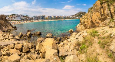 Turistler, İspanya 'nın güzel bir yaz gününde Costa Brava' nın Blanes plajında eğleniyorlar.