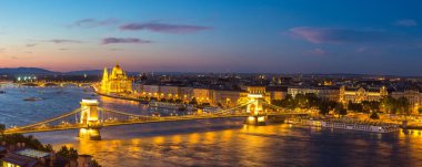 Budapeşte ve Macaristan Parlamento Binası panoramik manzarasına güzel yaz gece