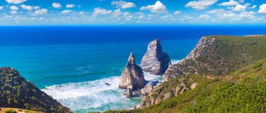 Cabo da Roca. Kayalıklarla ve kayalar bir güzel yaz günü, Portekiz Sintra'Atlantik Okyanusu kıyısında