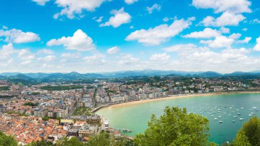 San Sebastian (Donostia) panoramik havadan görünümü içinde bir güzel yaz gün, İspanya