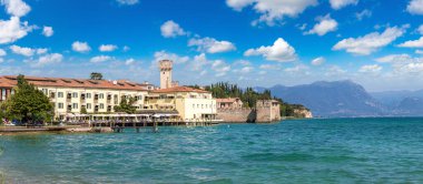 Sirmione içinde bir güzel yaz gün, İtalya Garda Gölü üzerinde