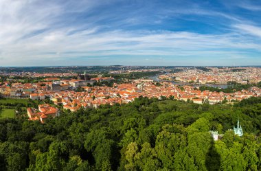 Güzel yaz gün, Çek Cumhuriyeti Prag Charles Köprüsü'nün panoramik havadan görünümü