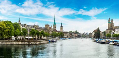 Panorama ünlü Fraumunster ve Grossmunster ile Zürih'in tarihi bölümünün güzel bir yaz günü, İsviçre kiliseleri