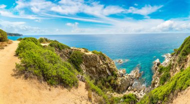 Kayalar Panoraması üzerinde sahil Lloret de Mar içinde bir güzel yaz gün, Costa Brava,