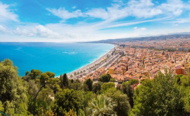 Nice, Fransa 'da güzel bir yaz gününde halk plajının panoramik hava manzarası