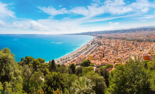 Nice, Fransa 'da güzel bir yaz gününde halk plajının panoramik hava manzarası