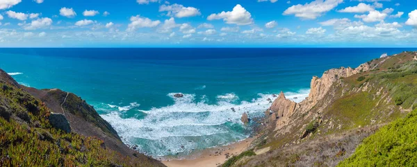 崖と美しい夏の日 ポルトガルのシントラの大西洋の海岸の岩 — ストック写真