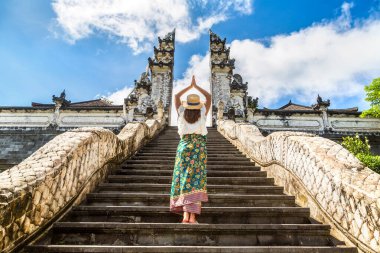 Endonezya, Bali 'deki Pura Penataran Agung Lempuyang tapınağındaki Antik Kapı' da kadın gezgin.