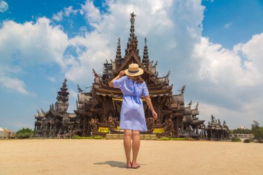 Bir yaz günü Pattaya 'da Doğruluk Mabedi' nde kadın gezgin