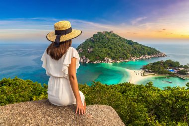 Nang Yuan Adası, Koh Tao, Tayland 'da beyaz elbise ve hasır şapka giyen bir kadın gezgin.