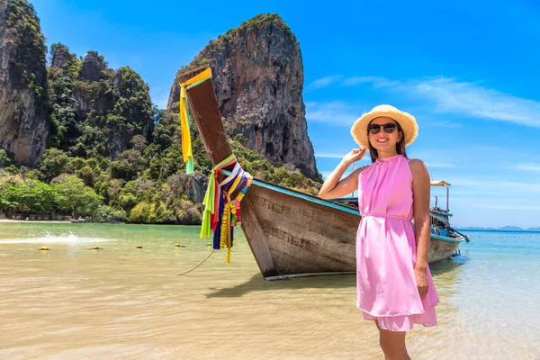 Чудова Жінка Туристка Біля Традиційного Човна Рейл Біч Таїланд — стокове фото