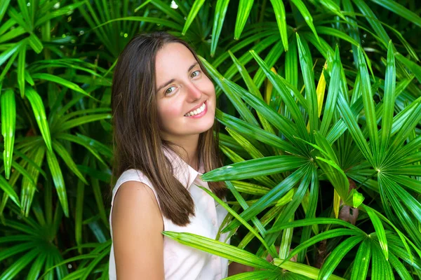 Fiatal Gyönyörű Pózol Trópusi Növények Nagy Levelei Között — Stock Fotó