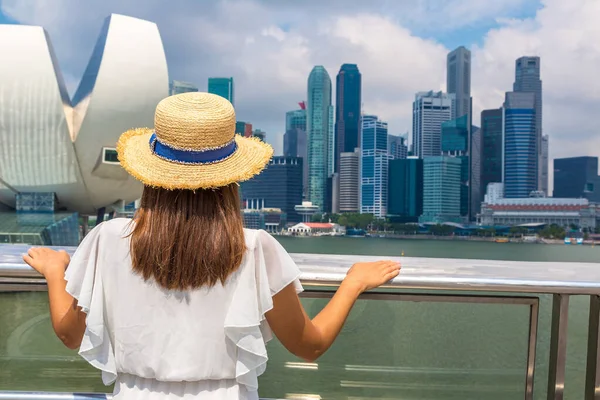 Woman Traveler Looking Singapore Cityscape Sunny Day Singapore — Stock Photo, Image