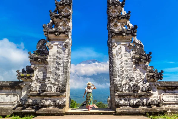 Pura Penataran Agung Lempuyang Tapınağı Ndaki Antik Kapı Kadın Gezgin — Stok fotoğraf