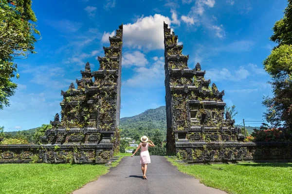 バリの女性旅行者バリのHandara Gate晴れた日にインドネシア — ストック写真