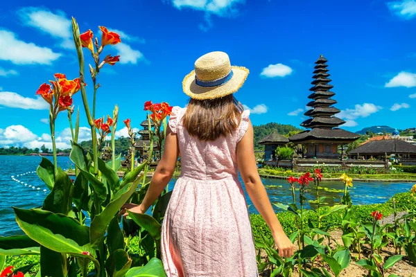 stock image Woman traveler at  Pura Ulun Danu Beratan Bedugul temple on a lake in Bali, Indonesia