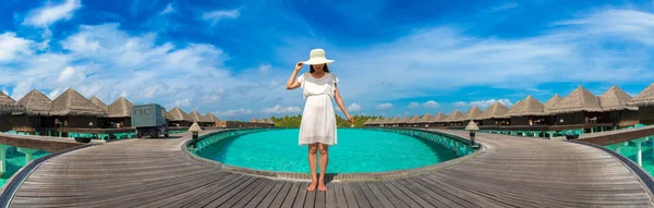 Panorama Dari Wanita Muda Yang Cantik Berdiri Dermaga Pantai Tropis — Stok Foto