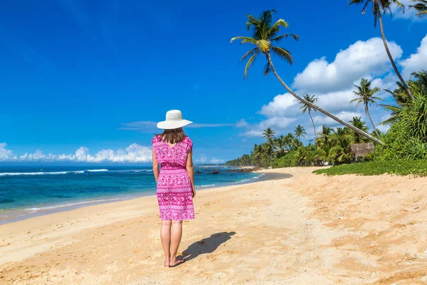 Mulher Olhando Para Mirissa Tropical Beach Dia Ensolarado Sri Lanka — Fotografia de Stock