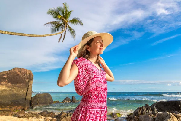 Портріат Молодої Красивої Жінки Капелюсі Червоній Сукні Перебуває Тропічному Пляжі — стокове фото