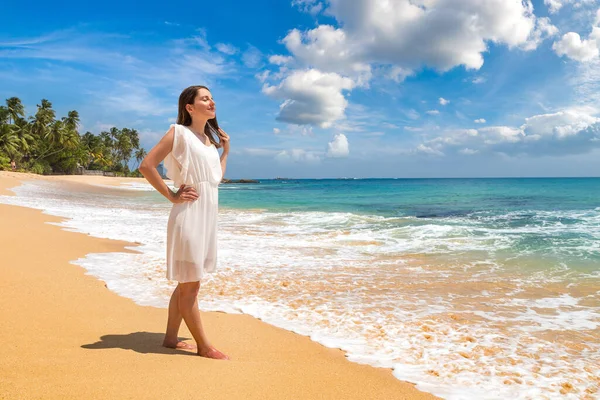Портріат Молодої Красивої Жінки Білій Сукні Перебуває Тропічному Пляжі Біля — стокове фото