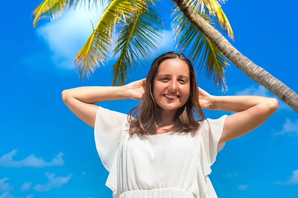 Sexy Krásná Žena Stojící Blízkosti Palmy Luxusní Tropické Pláži Resort — Stock fotografie