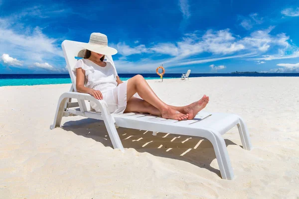 Beautiful Woman Relaxing Sunbed Luxury Tropical Beach Sunny Summer Day — Stock Photo, Image