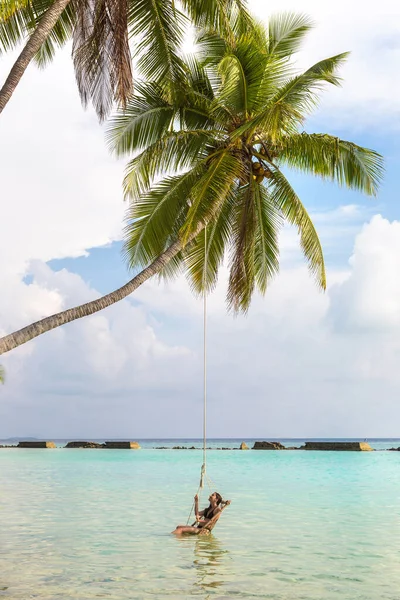Красива Жінка Сидить Гамаку Розкішному Тропічному Пляжі Сонячний Літній День — стокове фото