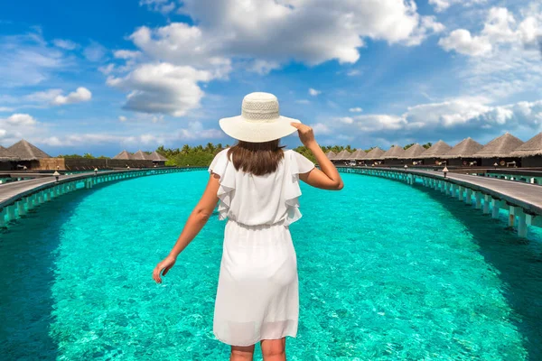 Mooie Jonge Vrouw Voor Water Luxe Villa Het Tropische Strand — Stockfoto