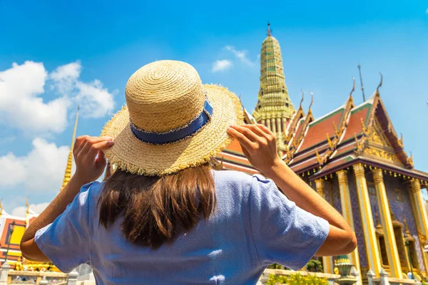 Kobieta Podróżująca Wat Phra Kaew Świątynia Szmaragdowej Buddy Wielki Pałac — Zdjęcie stockowe