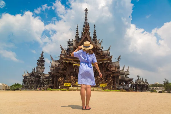 Mulher Viajante Santuário Verdade Pattaya Dia Verão — Fotografia de Stock