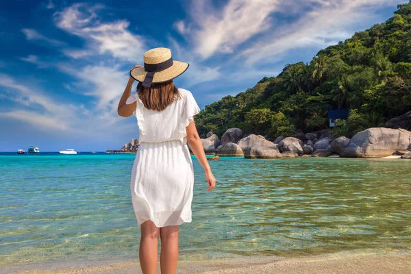 女性旅行者は夏の日にタオ島のナン元島で白いドレスとわらの帽子をかぶっています — ストック写真