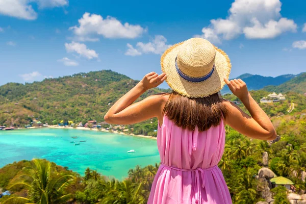 タオ島のパノラマの空の景色を眺めながらピンクのドレスと麦藁帽子を身に着けている女性旅行者 — ストック写真