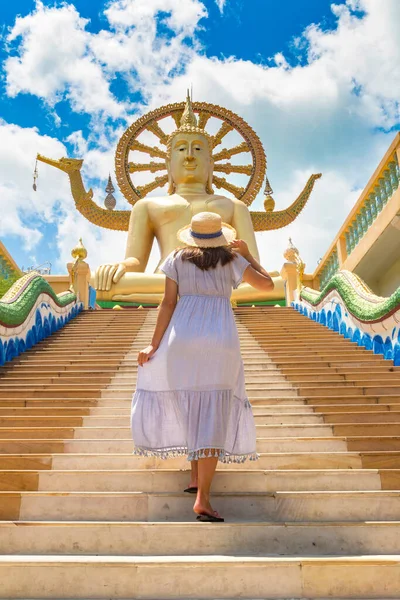Női Utazó Kék Ruhát Szalmakalapot Visel Big Buddhában Koh Samui — Stock Fotó
