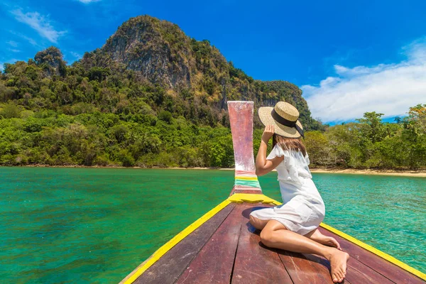 熱帯の島の近くのボートでリラックスした幸せな旅行者の女性 — ストック写真